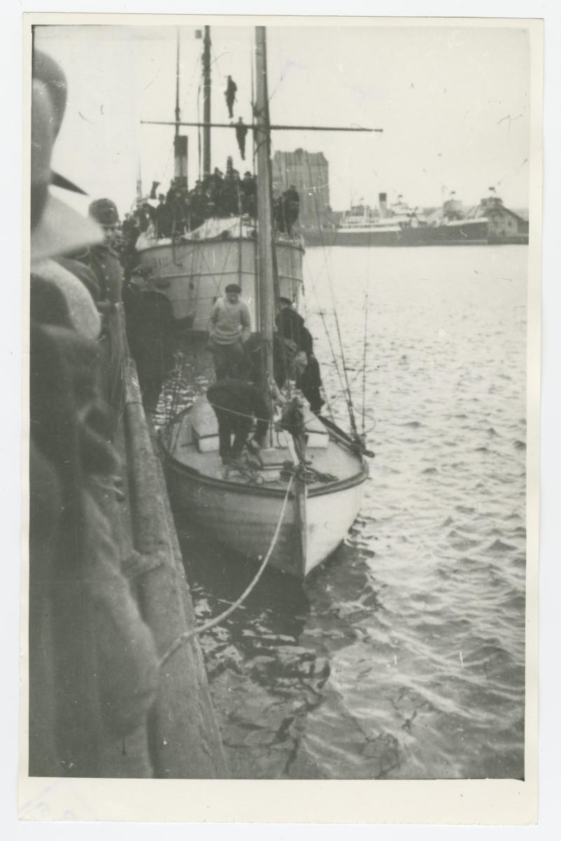 Ahto Valteri jaht Tallinna sadamas enne viiendale merereisile minekut, jahi taga aurulaev "Libau"