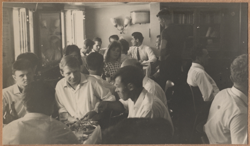 Mootorlaeva "Mahtra" reisi jäädvustused. Meeskonna peoõhtu messiruumis