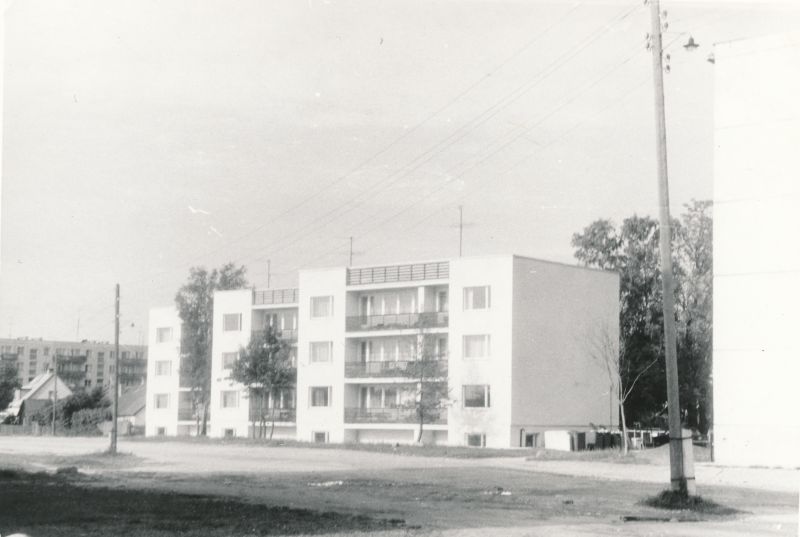 Foto. Kooperatiiv "Linda" Mulla tänaval Haapsalus, mis valmis 1978. Ehitaja Haapsalu MEK (Leopold Kumeli brigaad).
Foto E.Tamm, 1979.