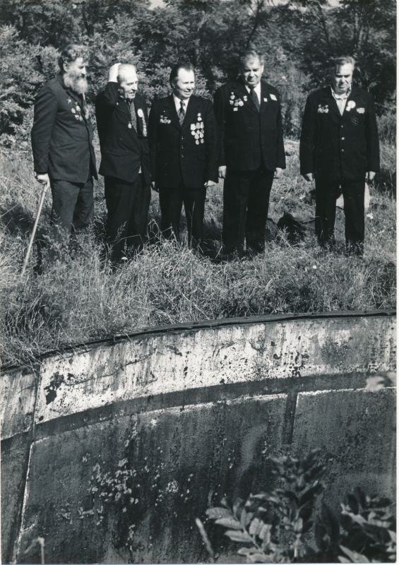 Foto. Osmussaare kaitsjate kokkutulek Haapsalus 2.-4.07.1981. Osmussaarel maaaluse rajatise serval. Foto Arvo Tarmula.