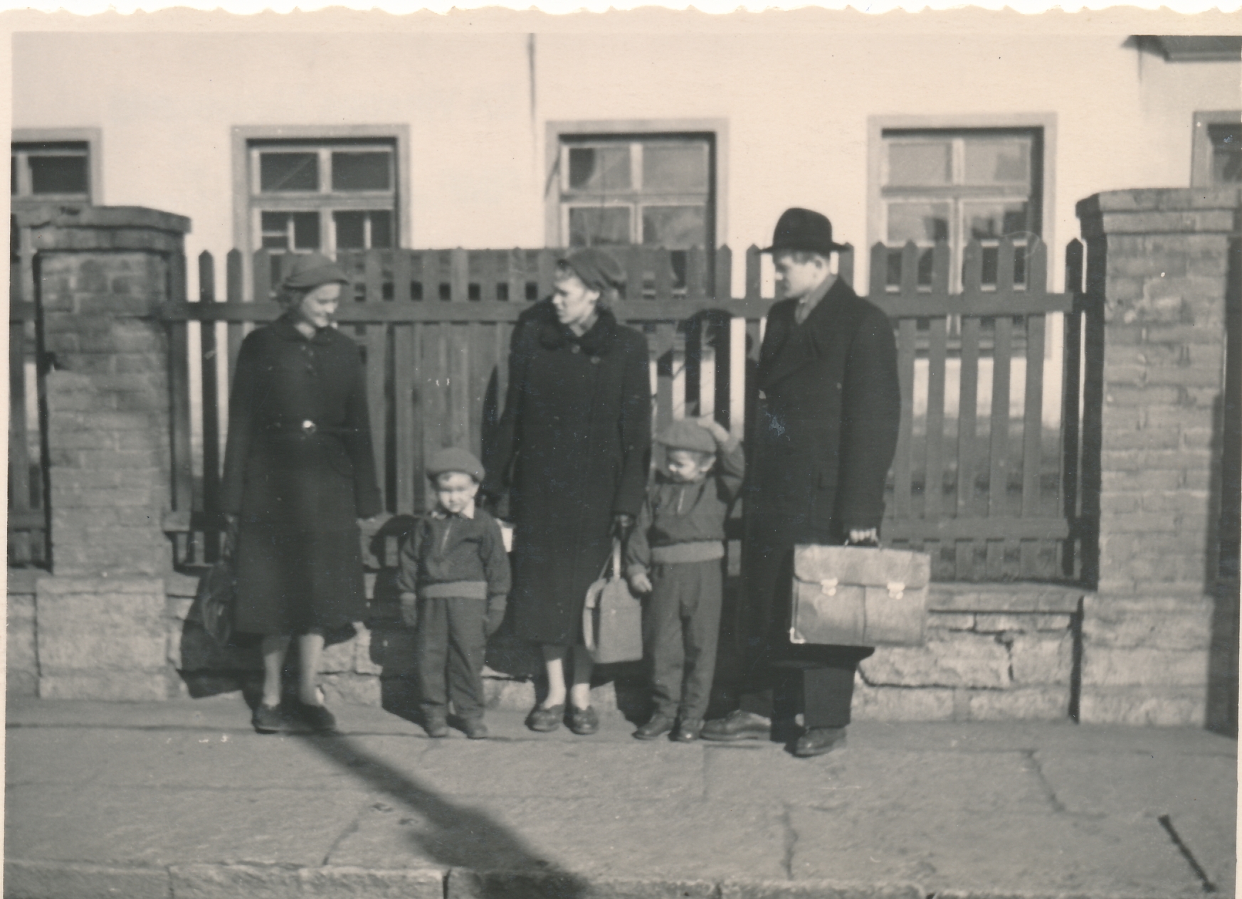 Lapsed  ja nende vanemad 1950. aastate rõivastuses