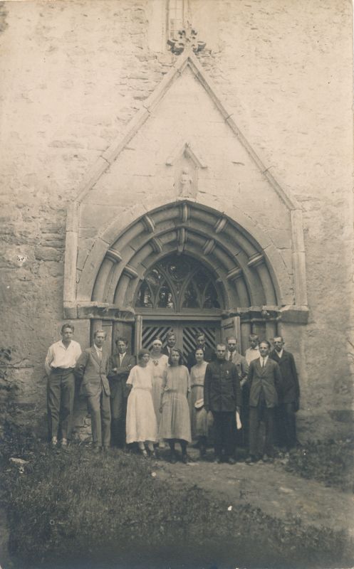 Foto. Ridala Maarja-Magdaleena kirik. Rühm inimesi lääneportaali ees. Mustvalge.