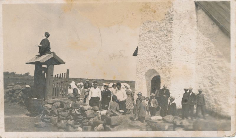 Foto. Vormsi usklikud Osmussaare Jeesuse kabel ees. 9. juuli 1933. Mustvalge.