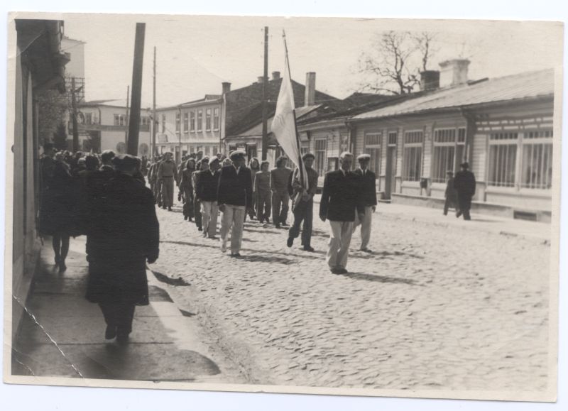 Foto. 1. mai 1948. a pidulik tähistamine Haapsalus. Sportlased rongkäigus Karja tänaval.