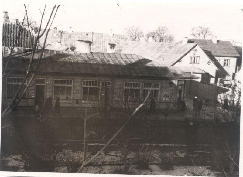 Foto. Maja Karja tänav 14. Vaade linnuse poolt, aprill 1949.