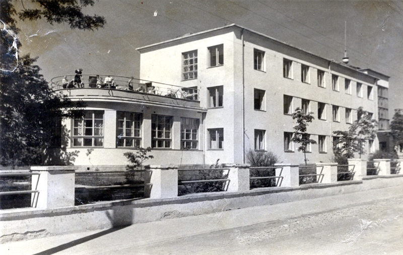 Foto. ETA kogu. Haapsalu Sanatooriumi peahoone Sadama tänaval. 1950.