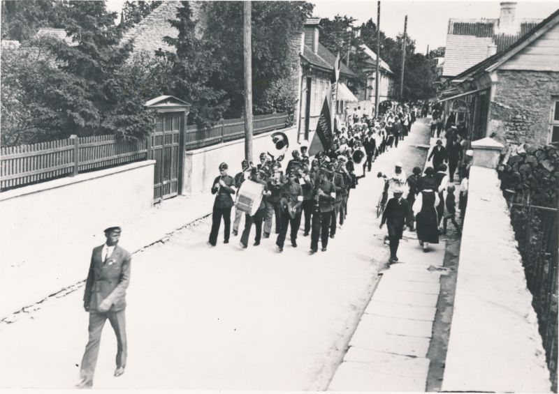Foto. Eestirootslaste laulupidu Haapsalus 2.-3.juulil 1933.a. Rongkäigu pea Ehte tänaval.