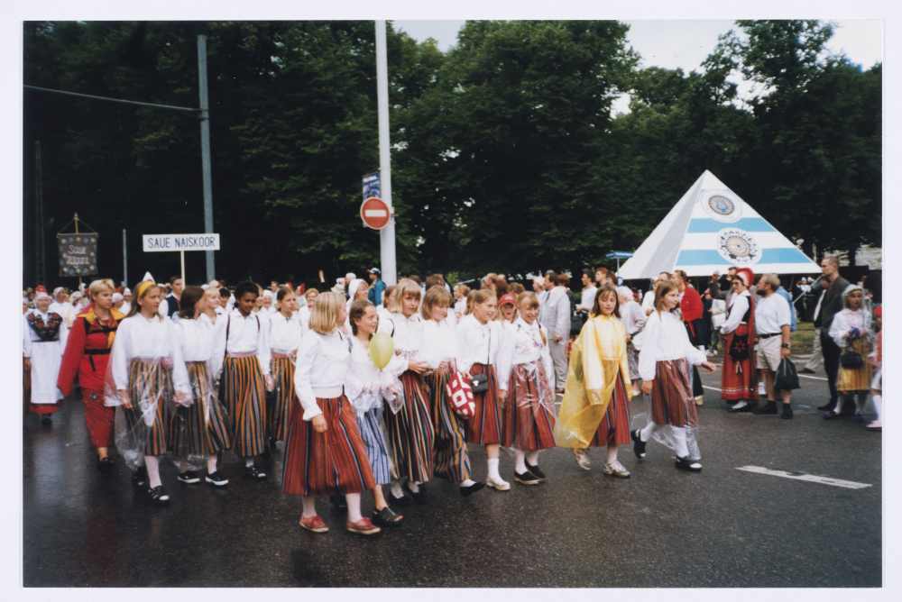 XXIII üldlaulupeo rongkäik Tallinnas 3.juulil 1999.a., Saue Gümnaasiumi lastekoor.