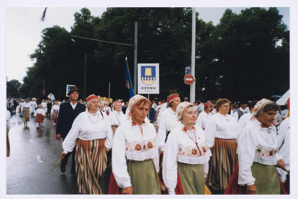 XXIII üldlaulupeo rongkäik Tallinnas 3.juulil 1999.a., lauljad Harjumaalt.