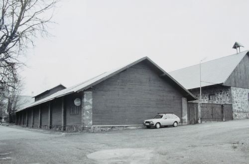 Endine Ülenurme mõisa hobusetall ja tõllakuur uuendatud katustega-praegu Eesti Põllumajandusmuuseumi hooned