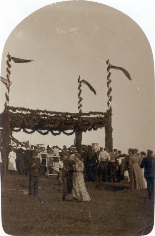 Foto. Haapsalu põllumajandusnäitus. 1895 (?). Rahavahulk väljapanekut uudistamas.