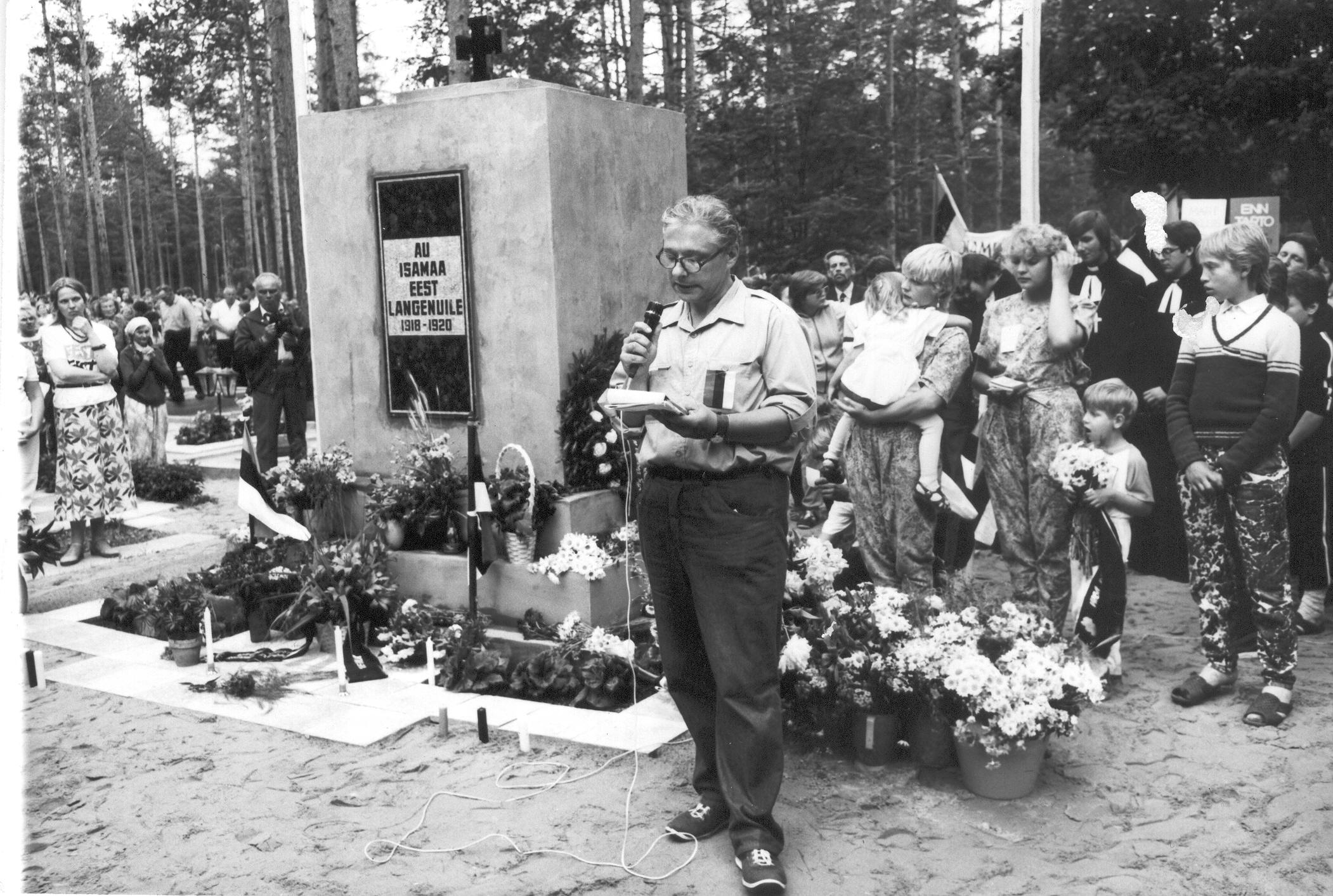 Foto. 23.juunil 1988.a.Võru vabadussõja mälestussamba taasavamisel kõneleb Jüri Adams