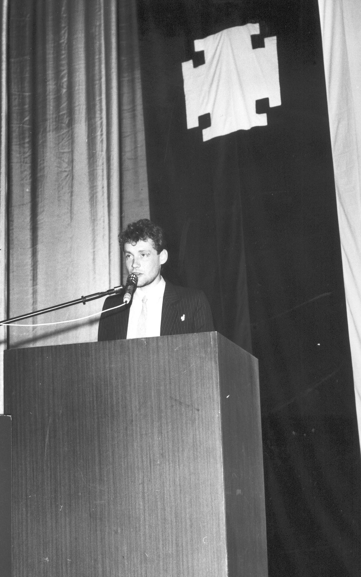 Foto. 21.oktoobril 1988.a. Kolonni I aastapäev Kandles, kõneleb Allas.