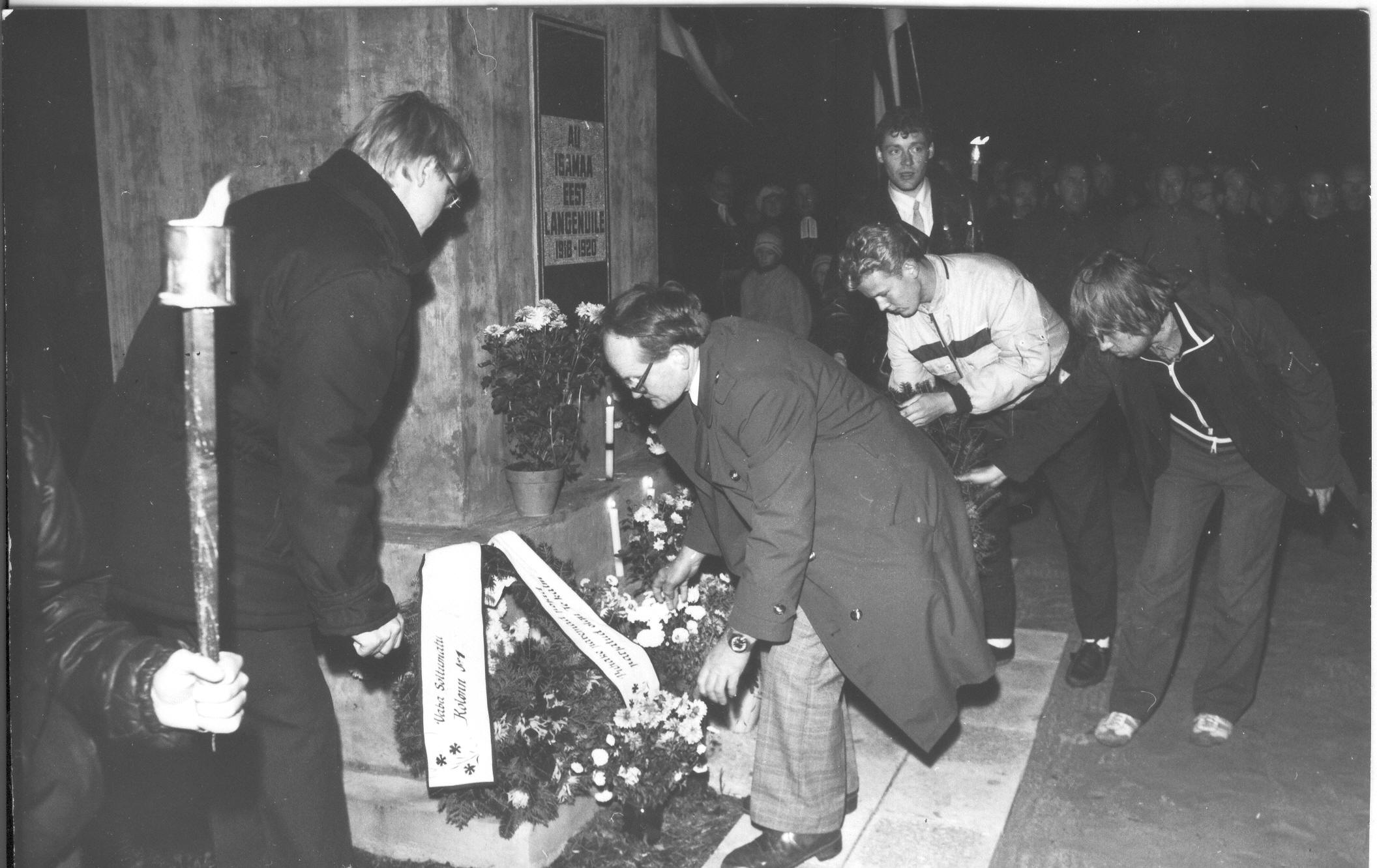 Foto. 21.oktoobril 1988.a.Võru kalmistul ,lillede panek Vabadussõja mälestussamba jalamile