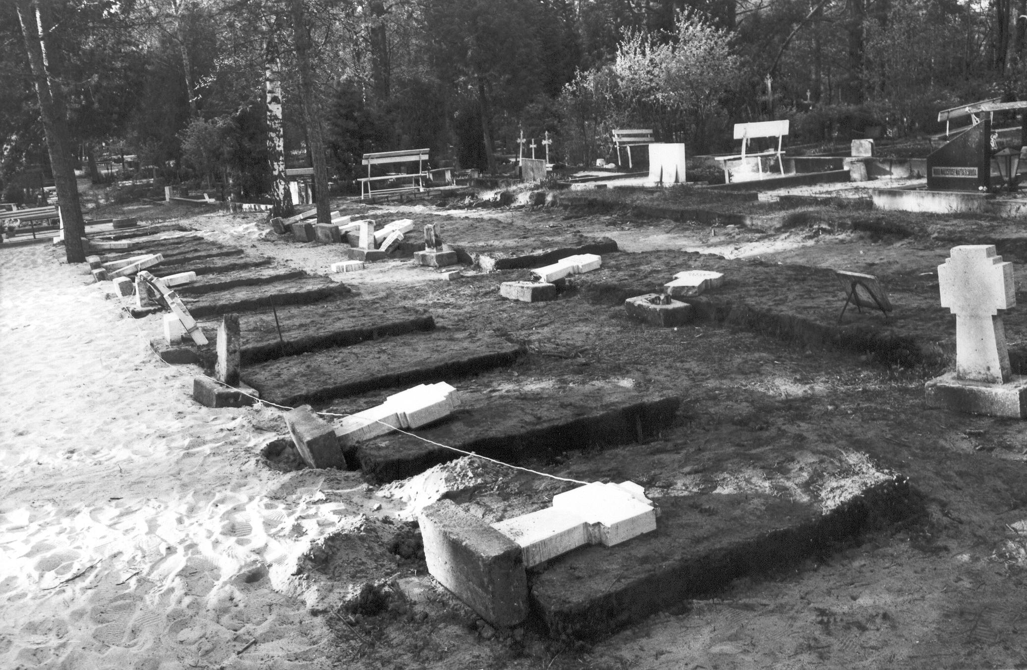 Foto. 15.mail 1988.a. Võru kalmistul ,ümber lükatud vabadussõja ohvrite mälestusristid