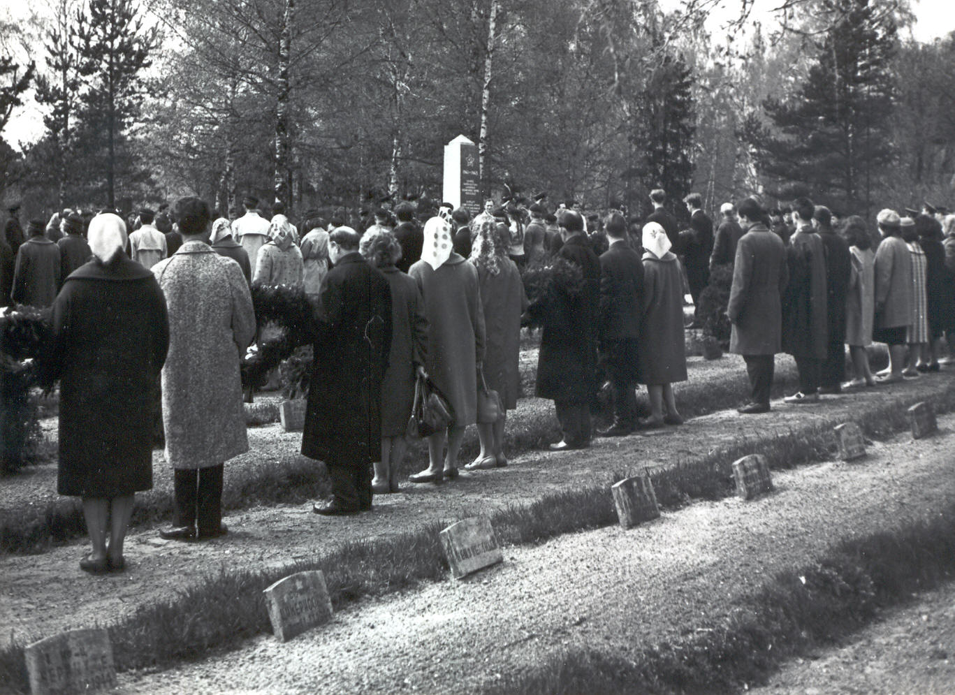 Foto. Suures Isamaasõjas langenute vennaskalmistu Võrus. Mälestusmiiting 13.augustil 1964.a. Pärgade asetamine.