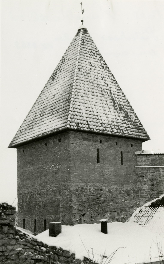 Lühikese jala väravatorn, lähivaade torni ülaosale
