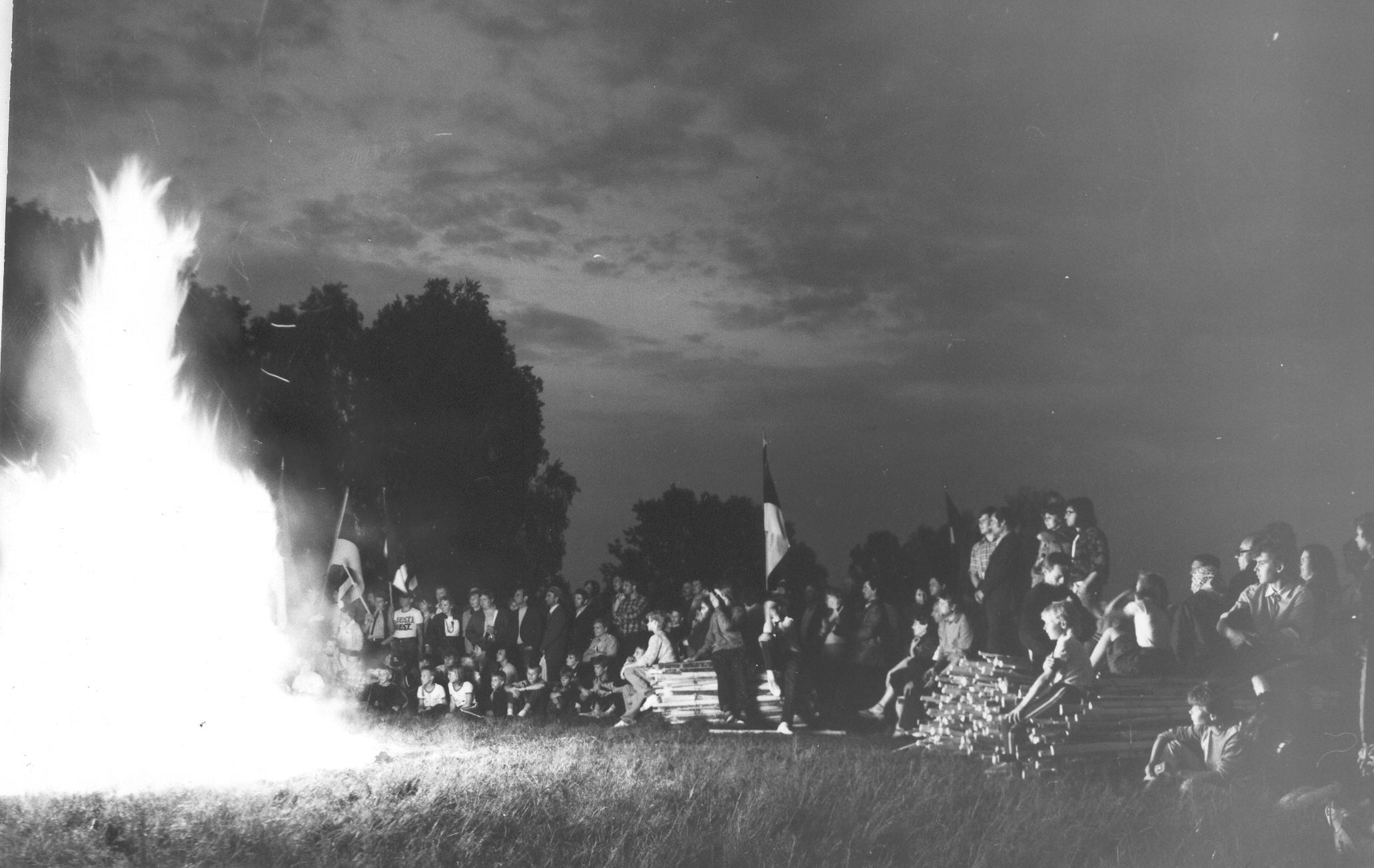 Foto 14.mail 1988.a. Roosisaarel lõkke valgusel, Võru Noortekolonni nr.1 jaanipidu.