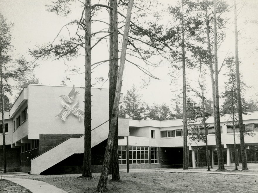 Narva-Jõesuu lastelaager-puhkebaas "Pääsuke", külgvaade. Arhitekt Maie Hansmann