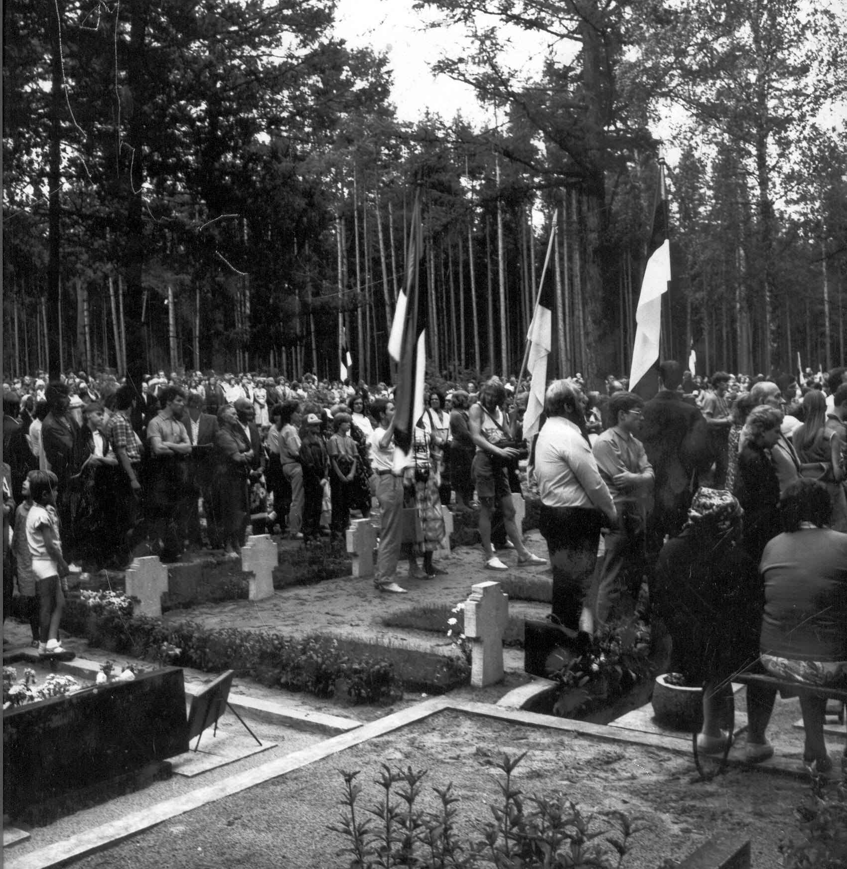 Foto. 23.juunil 1988.a. Võru Vabadussõja mälestussamba taasavamine Võru kalmistul