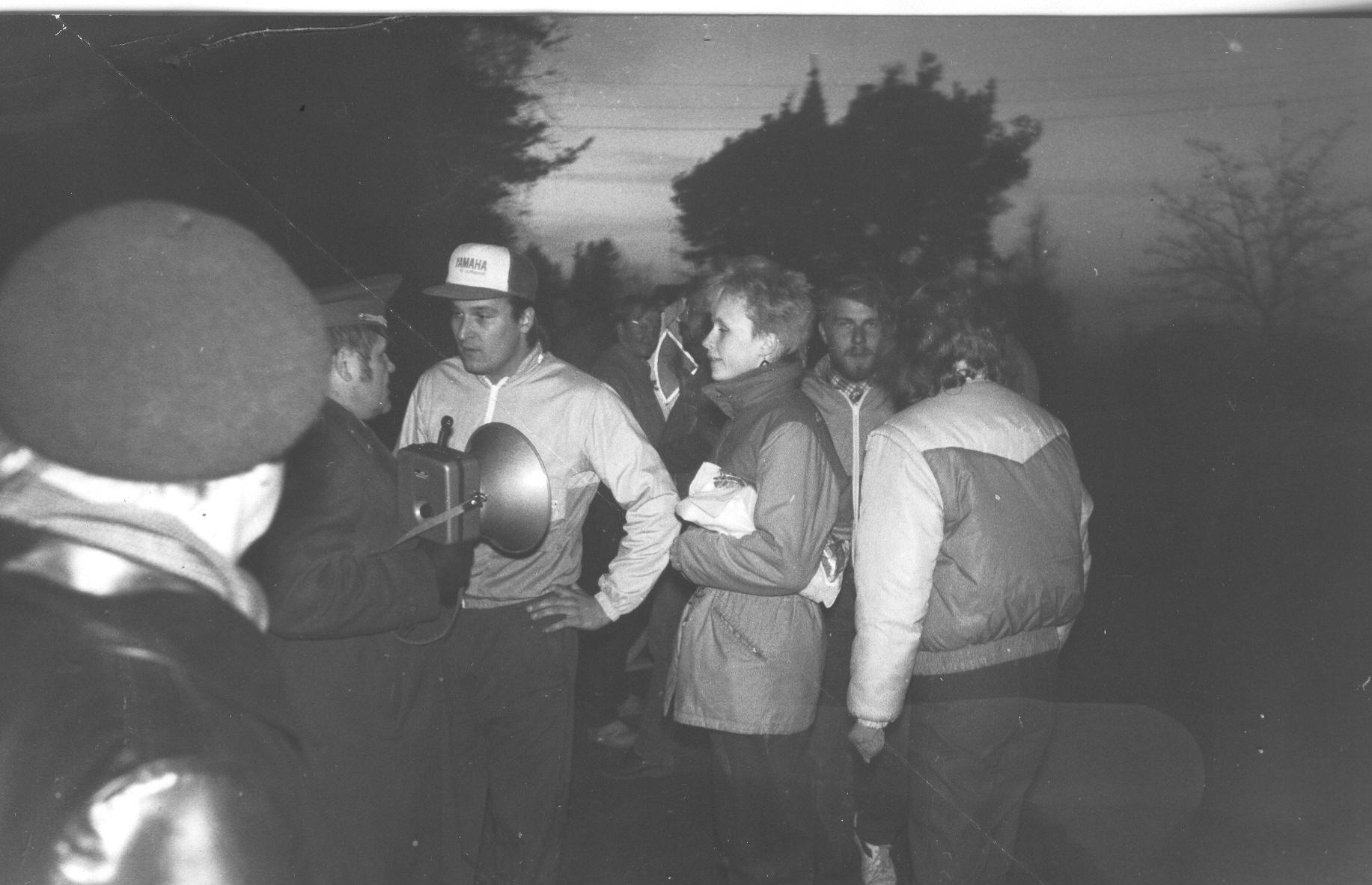 Foto 21.oktoobril 1987.a.Võru kalmistul,miilitsa piirkonnavolinik rääkimas Riho Nassari ja Mia-Ly Danieliga