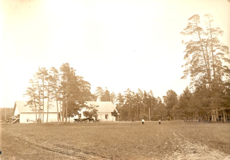 Foto. Paralepa, väljasõidukoht Haapsalu lähistel. Keskplaanil hoone, mille kõrval hobused vankritega, inimesed. u 1900.