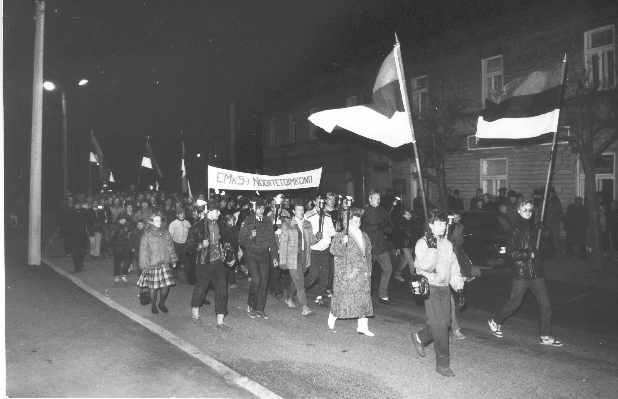 Foto. 21.oktoobril 1988.a. VSK nr.1 I aastapäeva külalised teel Võru kalmistult linna poole.