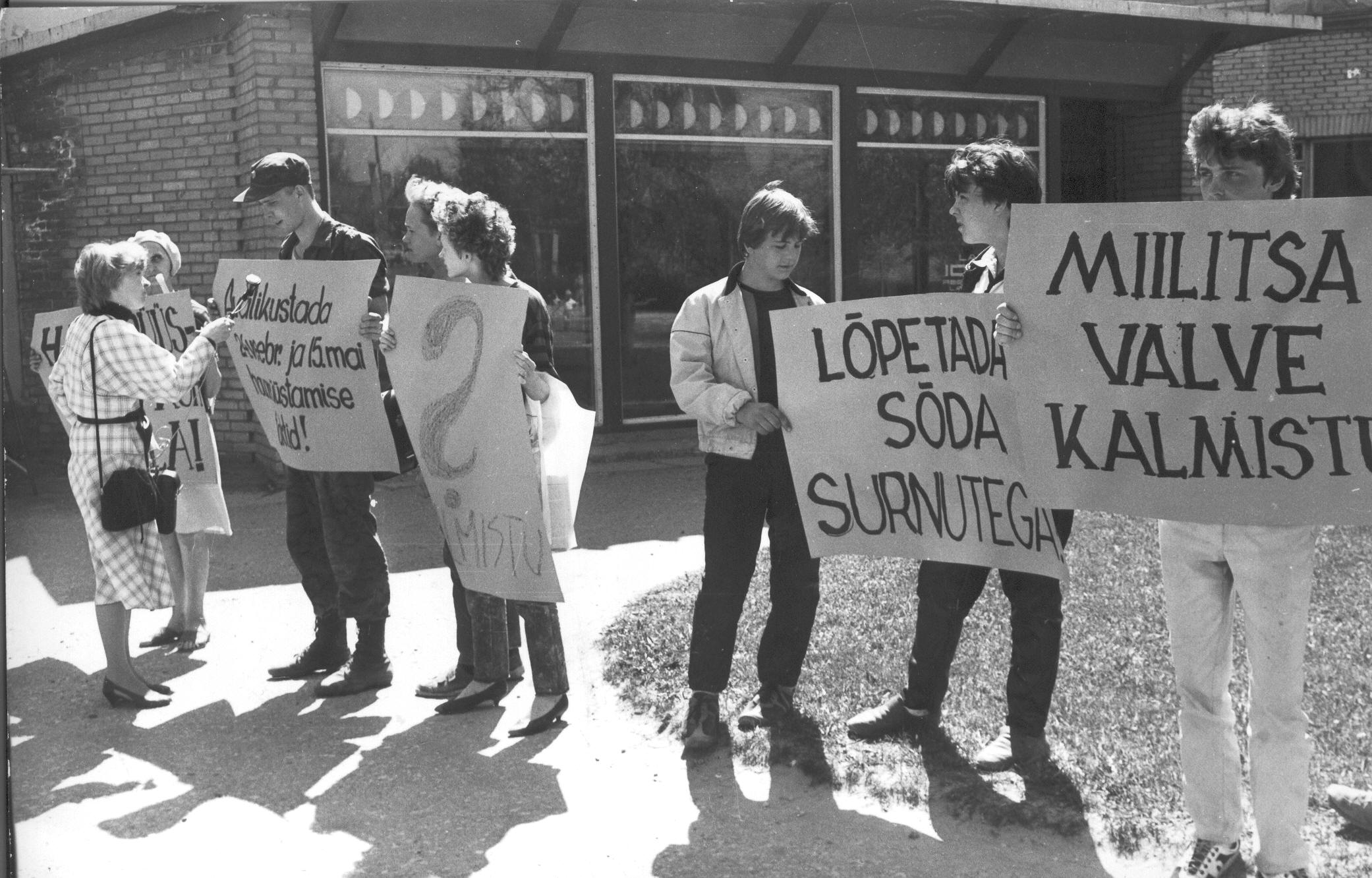 Foto. 16.mail 1988.a. protestiaktsioon hauarüüste vastu Võru linnavalitsuse ees. Ain Saart intervjueerib Sirje Saarik