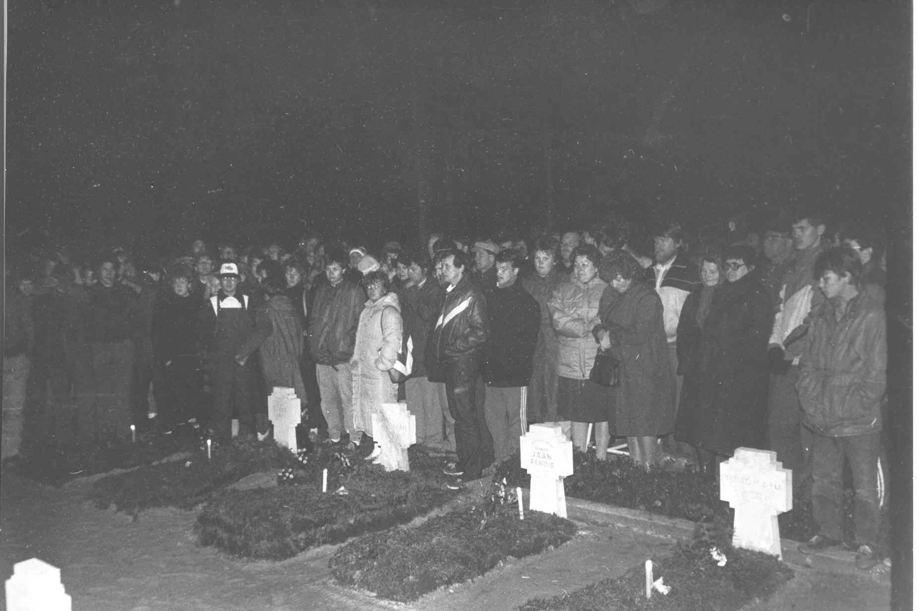 Foto21.oktoobril 1987.a. Võru kalmistu ,vaade rahvale,ees Vabadussõjas langenute kalmud