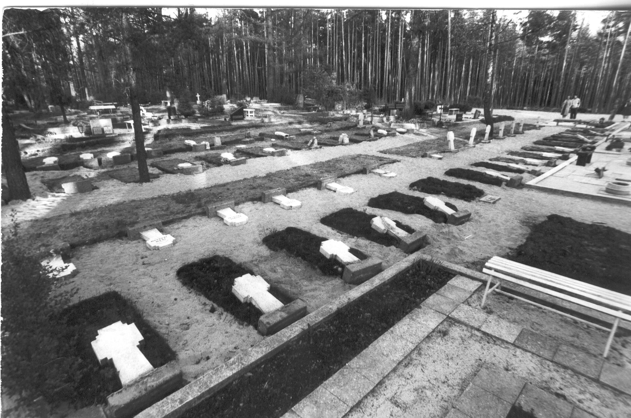 Foto. 15.mail 1988.a. rüüstatud vabadussõdalaste kalmud Võru kalmistul