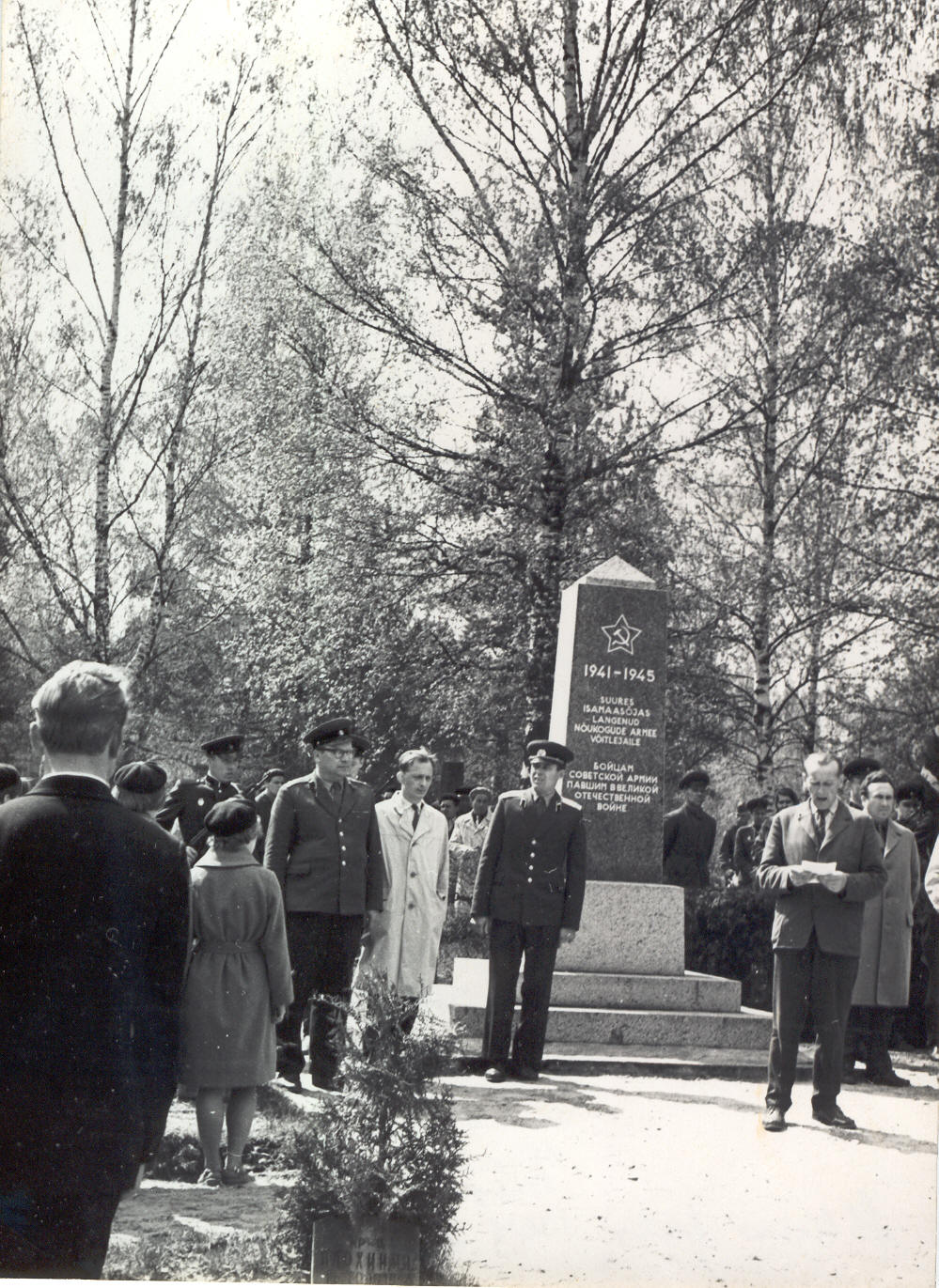 Foto. Suures Isamaasõjas langenute vennaskalmistu Võrus. Mälestusmiiting 13.augustil 1964.a. Kõneleb F. Pärtelpoeg.