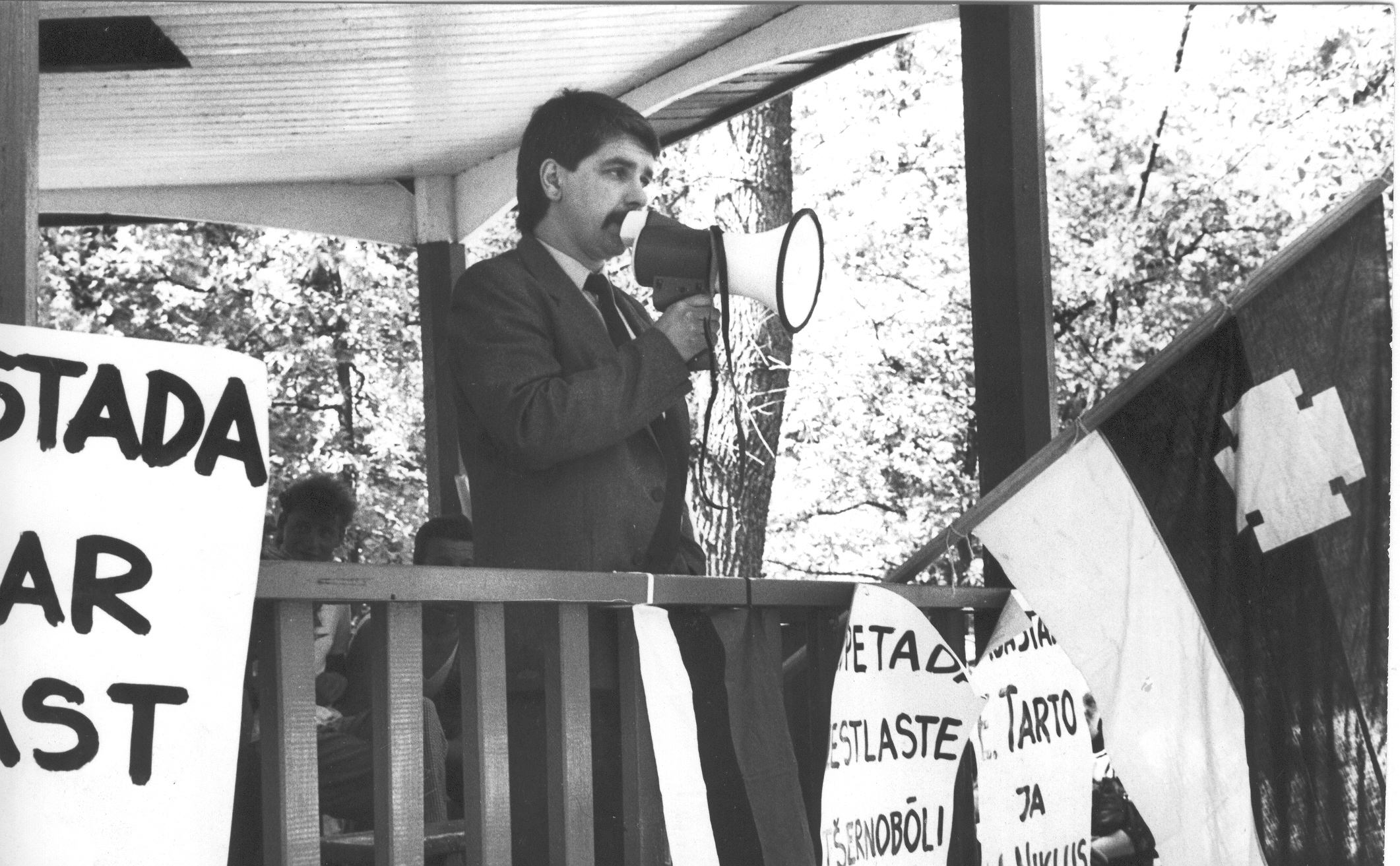 Foto. 28.mail 1988.a. Vaba Sõna tribüün Kreutzwaldi pargi kõlakojas ,kõneleb Tõnu Kõrda