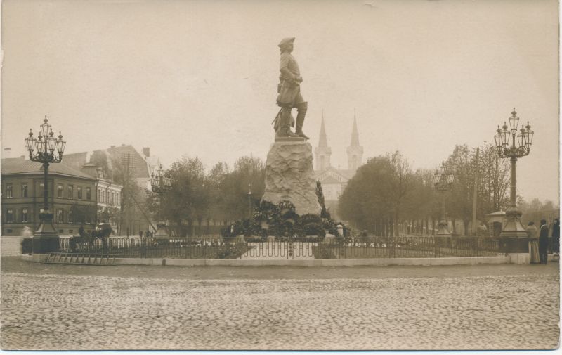 Fotopostkaart. Peeter I ausammas Tallinnas Vabaduse väljakul end Heinaturg. 1910.
