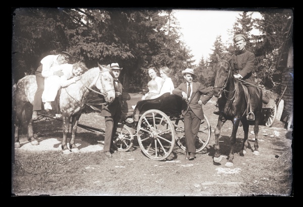 Grupp kahe hobusega. Vasakult esimene Wilhelm Friedrich Dubas, teine Lully Wirkhaus, viies Bertha Elisabet Esop, Rjurik Esop.