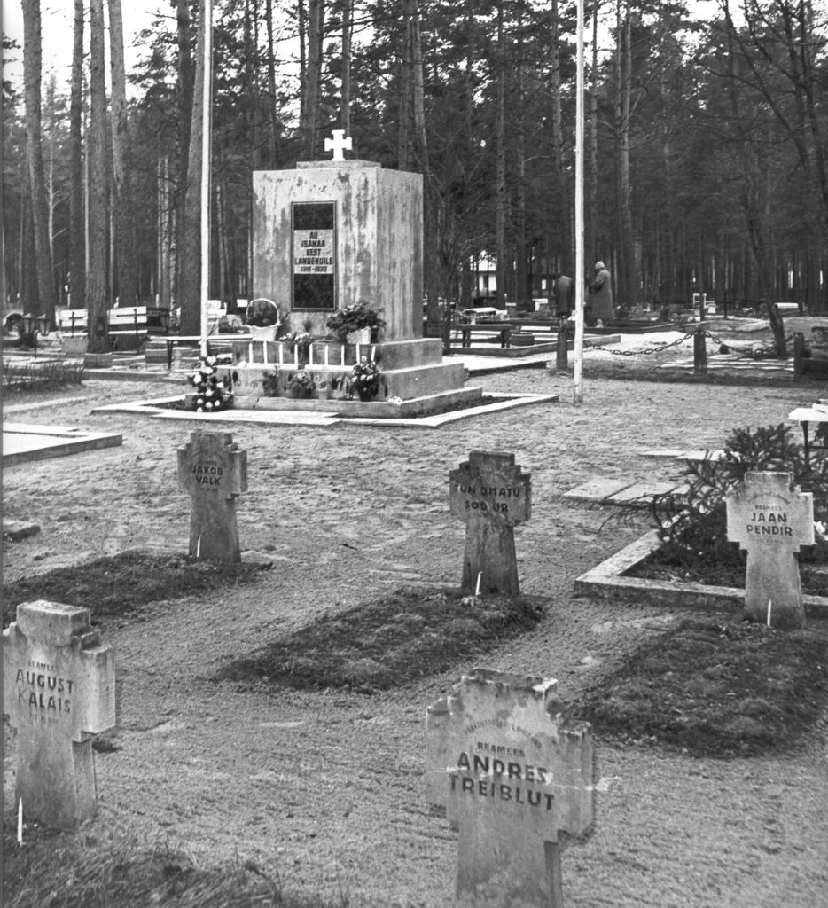 Foto. Mai 1988.a. korrastatud Vabadussõja mälestussammas Võru kalmistul