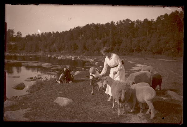 Naine ja väike poiss mere ääres. Bertha Elisabet Esop poja Harryga.