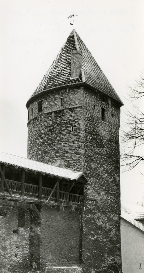 Kuldjala torni vaade, vasakul kaitsekäiguga linnamüüri osaga