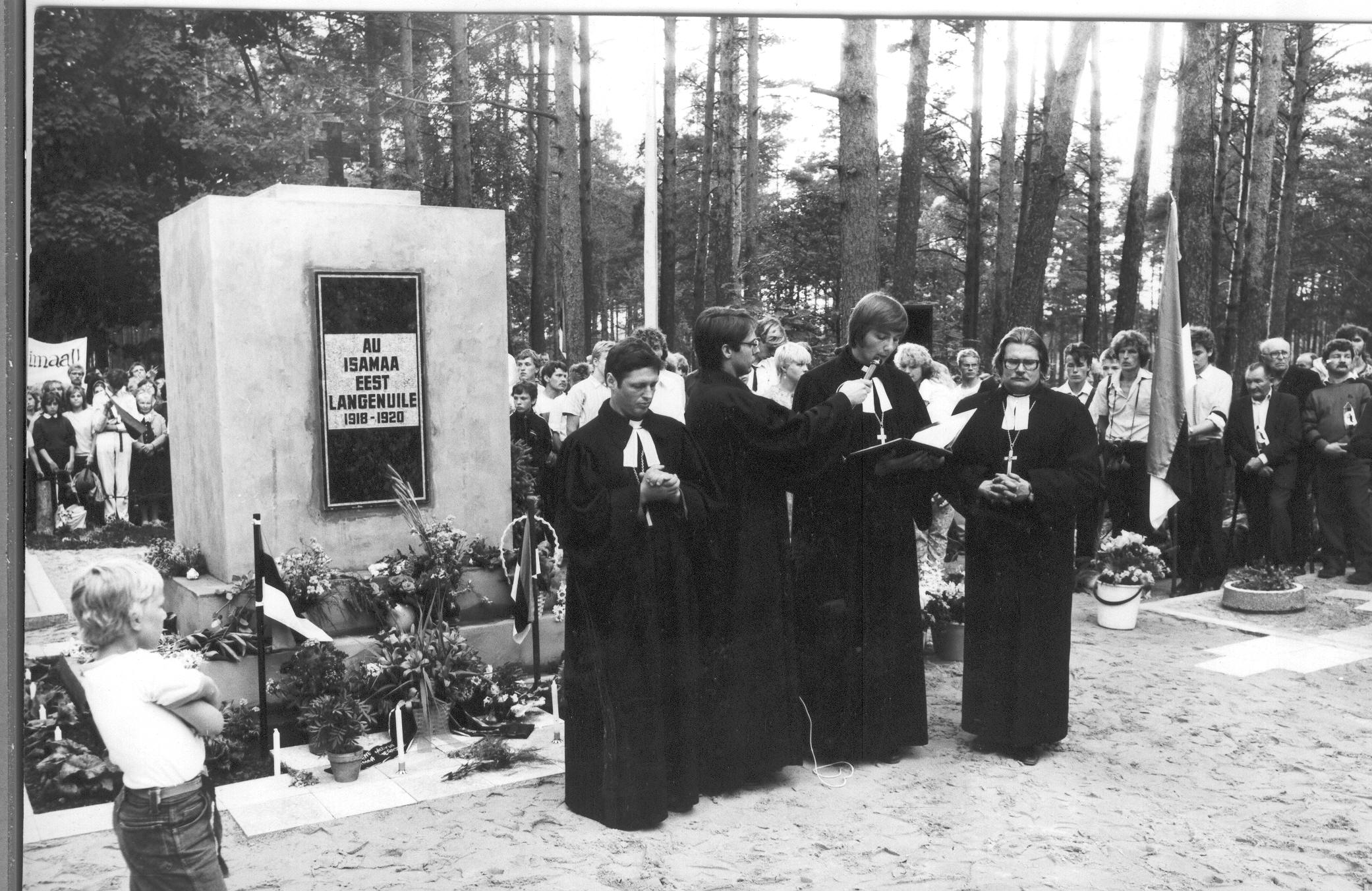 Foto. 23.juunil 1988.a.Võru vabadussõja mälestussamba õnnistamine Võru kalmistul