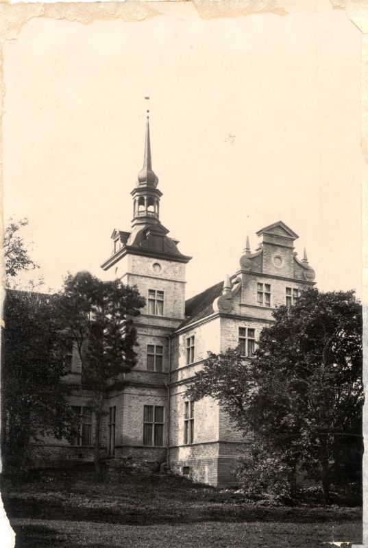 Foto. Ungru lossi vaade, puudest osaliselt varjatuna. u 1900.