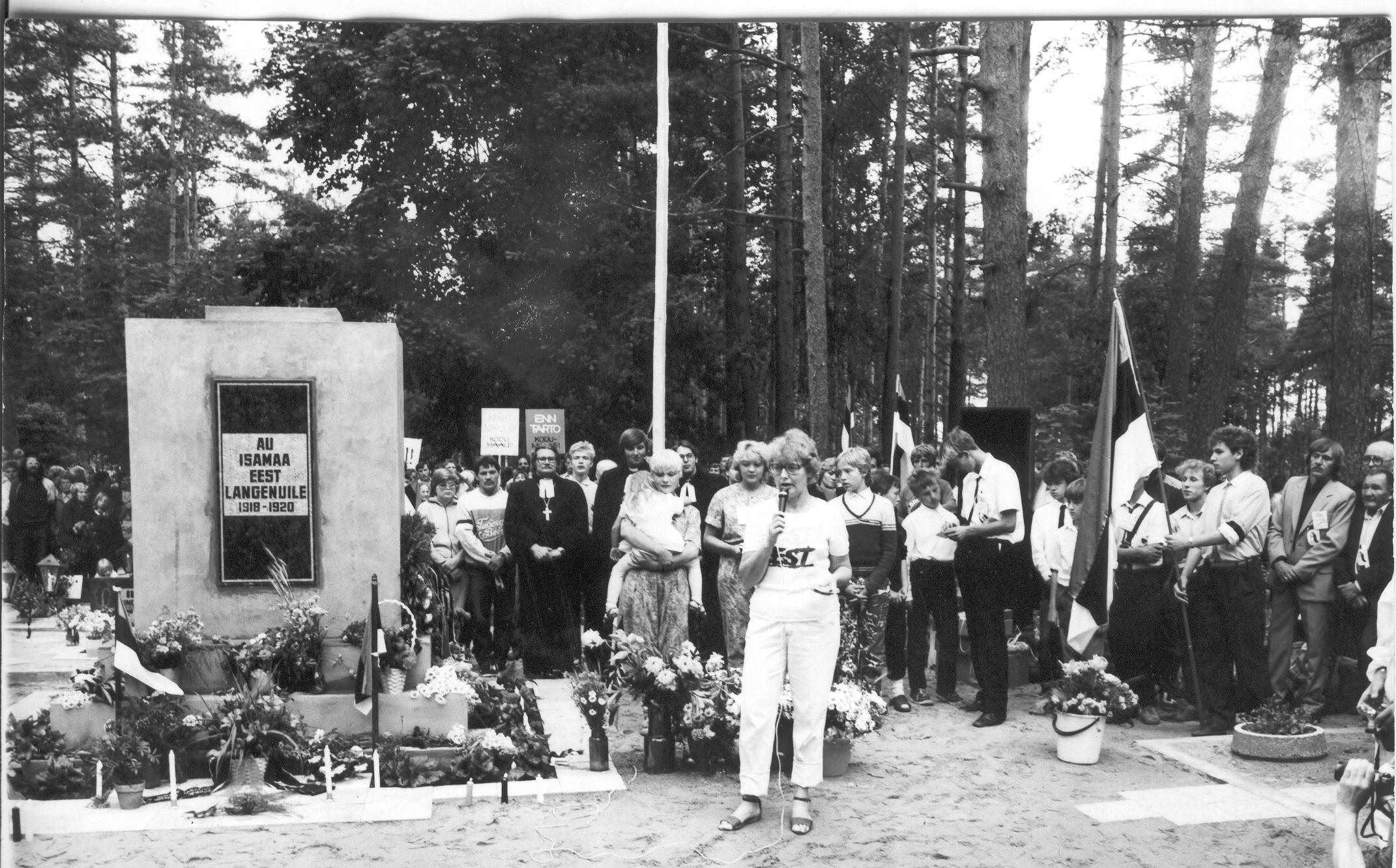 Foto. 23.juunil 1988.a. Võru vabadussõja mälestussamba taasavamisel kõneleb Lagle Parek