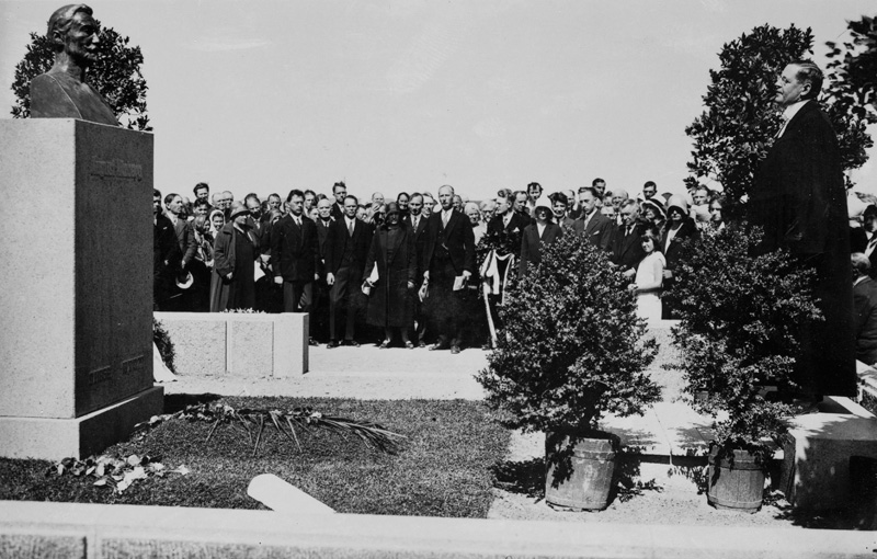 August Kitzbergi hauasamba avamine Tartus Maarja kalmistul 15. juunil 1930