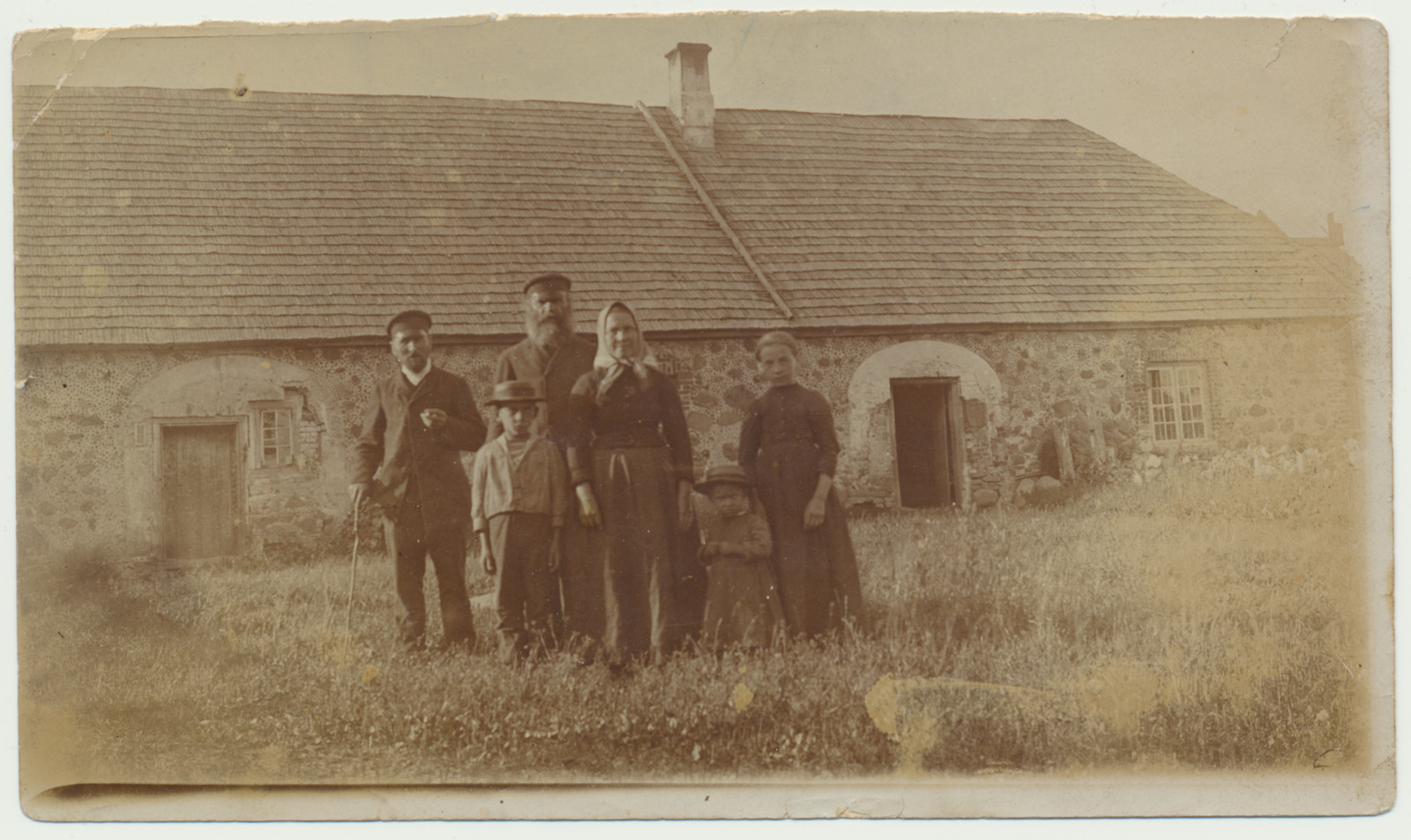foto kooliõpetaja Hans Semper perega, sh kirjanik Johannes Semper u 8a, rehielamu? u 1884