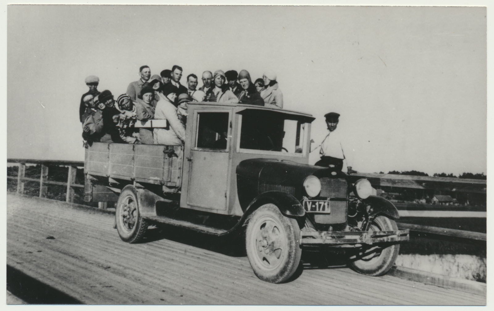 foto, Pärsti valla isetegevuslased veoauto Ford kastis u 1930.