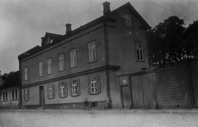 Endine ühekordne Eesti Kirjameeste Seltsi maja Tartus Jaama tänav 26, praegusel ümberehitatud kujul