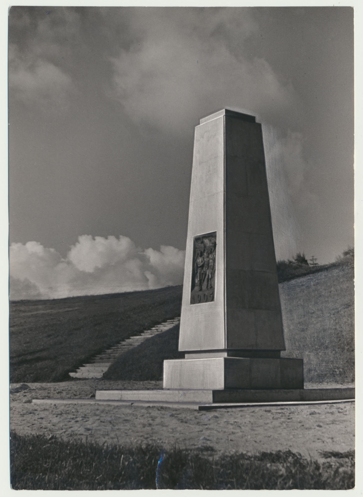 foto Viljandi, obelisk Valuoja ühishaudadel, 1960 F A.Kiisla