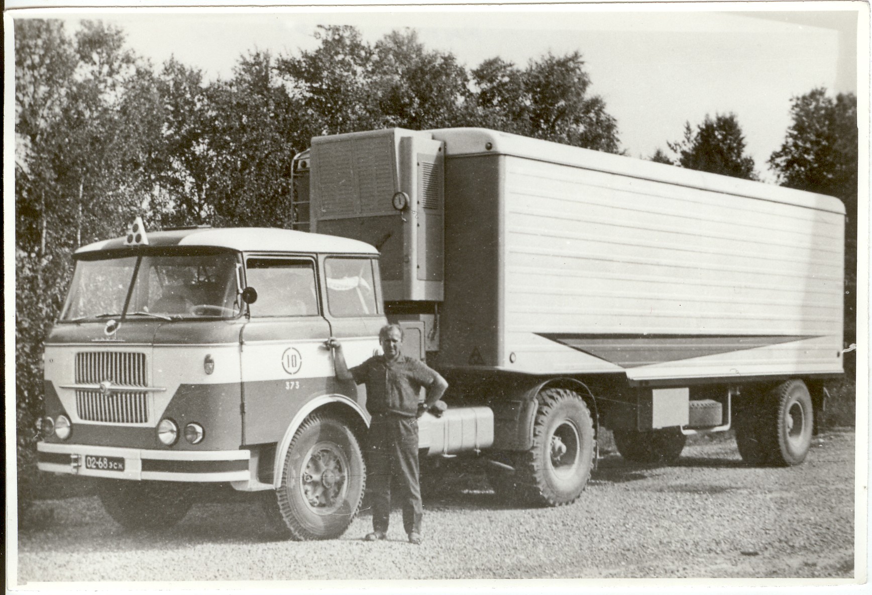 foto, Paide Autobaasi kaubaauto koos juhiga 1970-ndatel a.