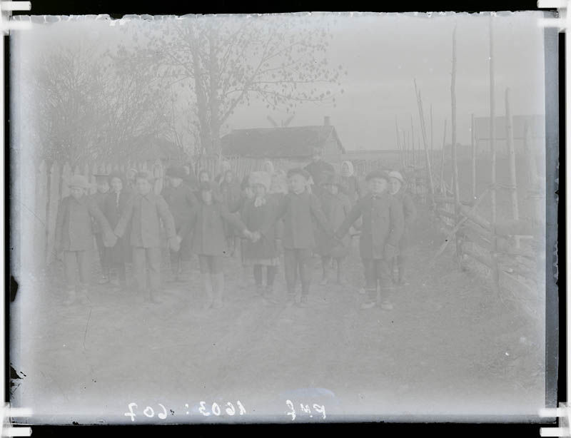klaasnegatiiv, võimlemistund  Lõõla kooli juures 1923.a. paiku