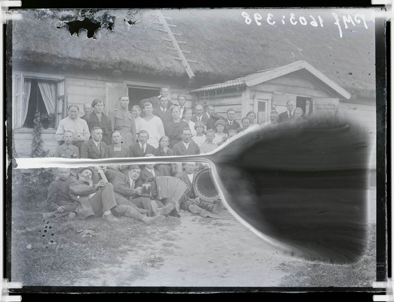 klaasnegatiiv, Aksel Reinpalu varrud, grupipilt Ivaski talu ees, Lõõla 1922.a.