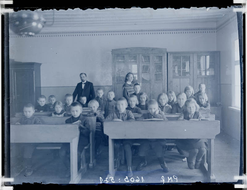 klaasnegatiiv, Lõõla algkooli õpilased koolipingis 1920.a. paiku
