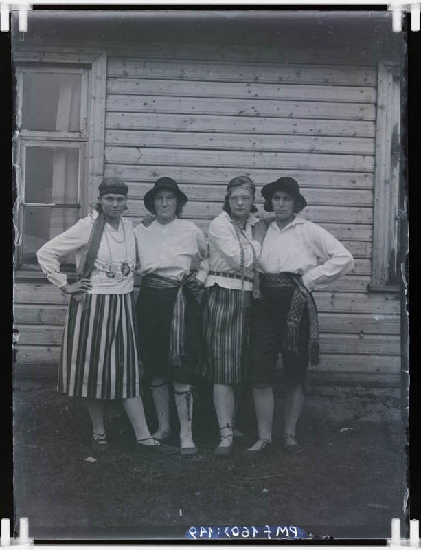 klaasnegatiiv, rahvatantsijad Lõõla koolis 1930.a. paiku